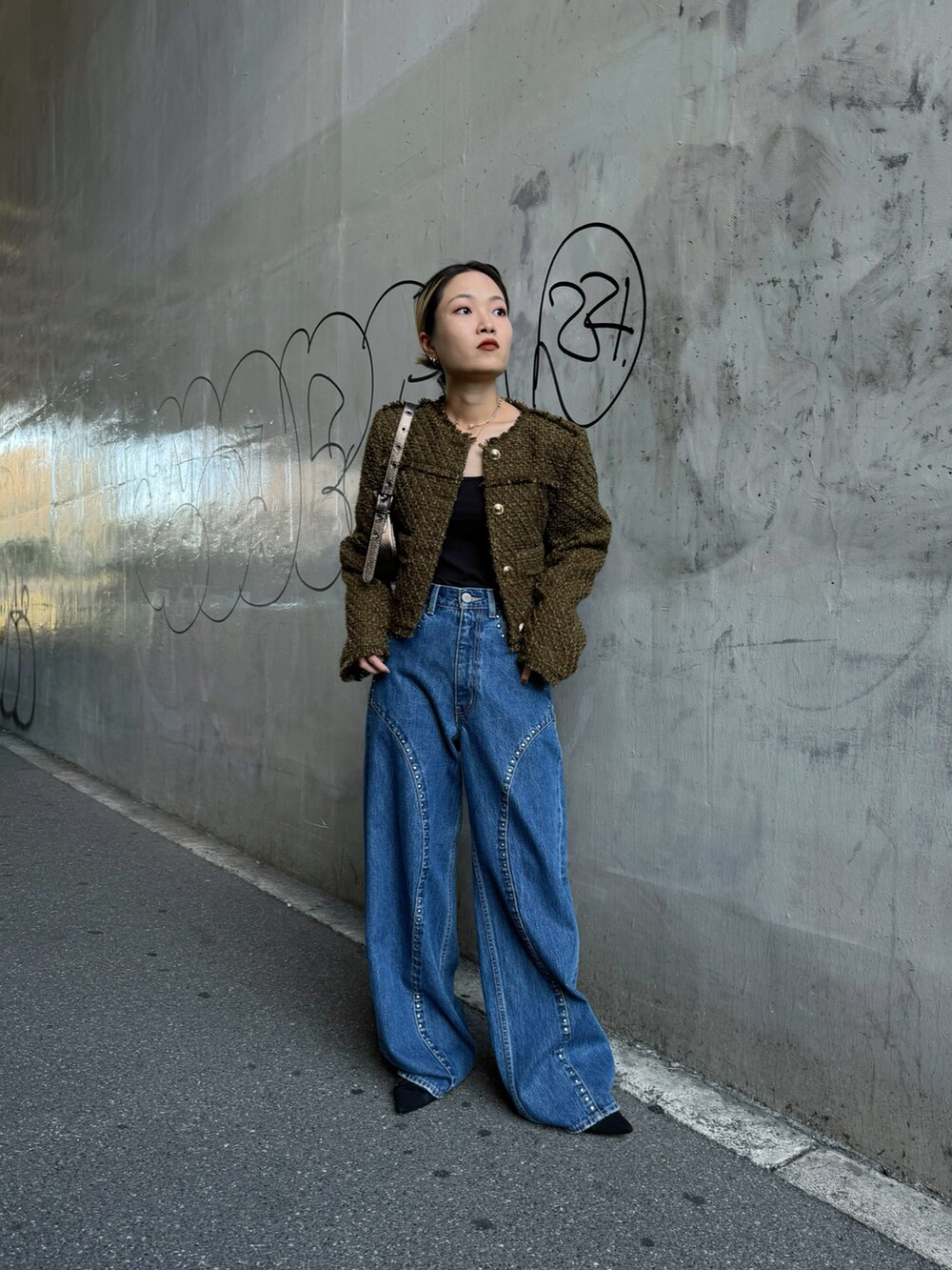 「カーキ、秋っぽコーデ更新中、秋のコーデ、キレイめカジュアル、秋服準備はじめました、秋服コーデ、大人コーデ、ジャケット、ツイード、ツイードジャケット、デニム、デニムパンツ、秋コーデ、アウター、denim」｜「MOUSSYのSTUDDED WIDE STRAIGHT（デニムパンツ、ブルー系）」を使った、Natsumiさん（レディース・157cm）の秋コーディネートの5枚目の写真