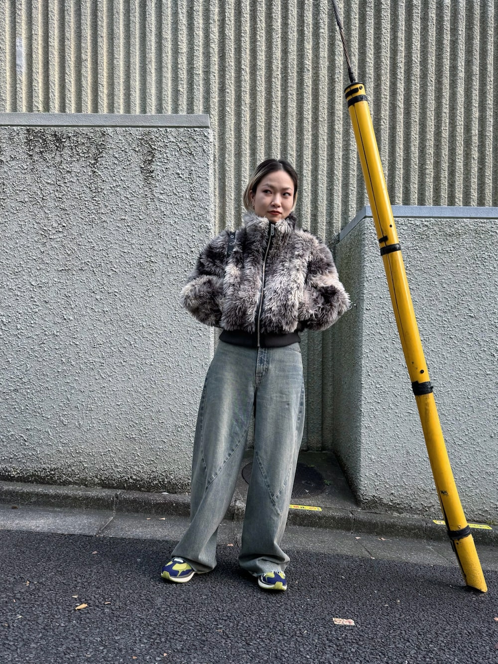 「デニム、秋コーデ、秋色、秋冬、24AW冬の新作、ブルベ夏、骨格ウェーブ、converse、コンバース、デニムパンツ、ボア、ファー、デニムコーデ、ワイドデニム、ホーボーバック」｜「SLYのCURLY BOA CROP BZ カーリー ボア クロップ ブルゾン（ブルゾン、ブラック系）」を使った、Natsumiさん（レディース・157cm）の秋コーディネートの4枚目の写真