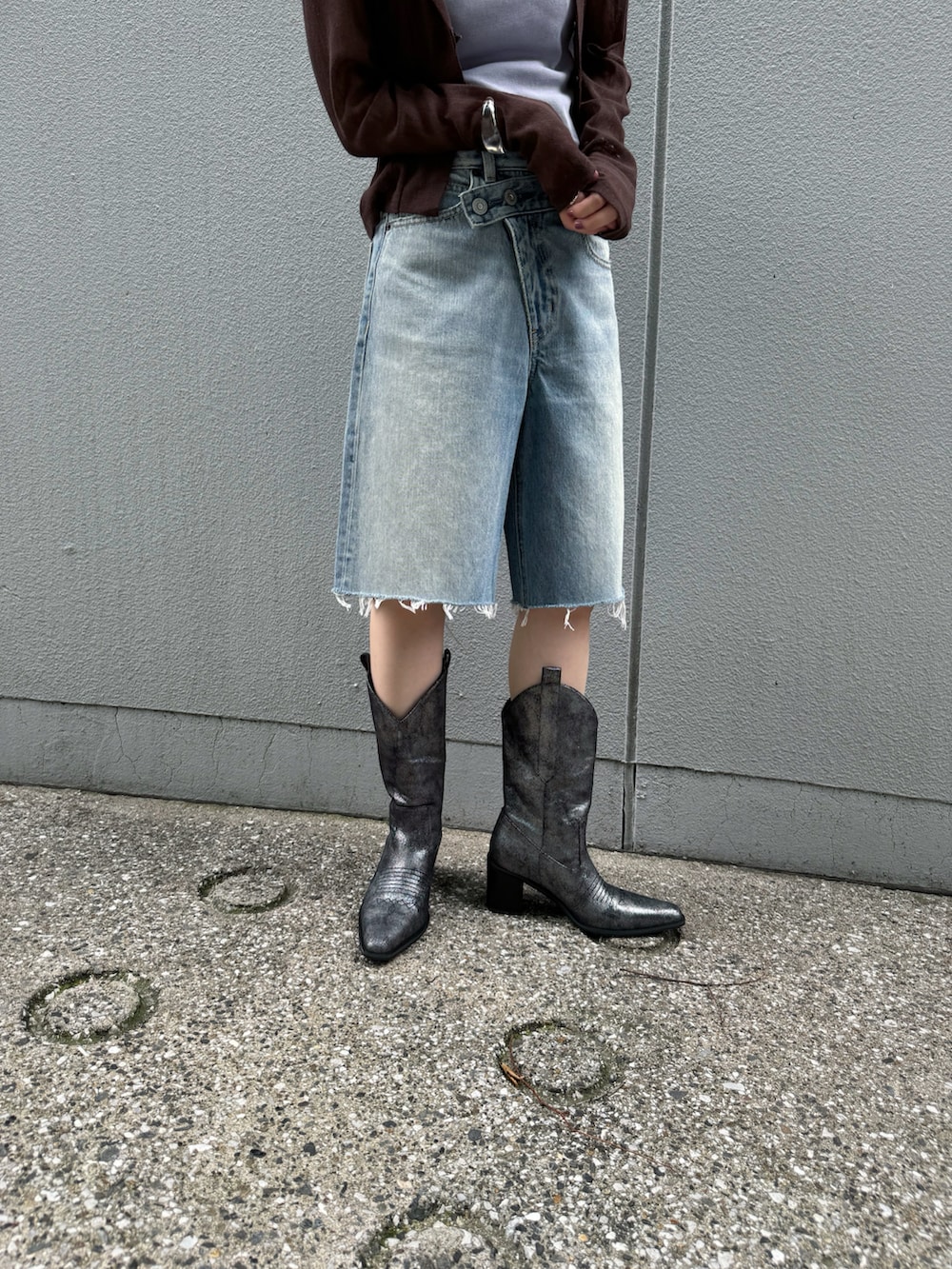 「秋コーデ、パンツスタイル、秋色、秋冬コーデ、ハーフパンツ、デニム、デニムパンツ、デニムコーデ、ブラウン、ブラウンコーデ、カーディガン、フーディー、骨格ウェーブ、ブーツ、ブルべ夏」｜「SLYのMIDDLE WESTERN BOOTS ミドル ウエスタン ブーツ（ブーツ、シルバー系）」を使った、Natsumiさん（レディース・157cm）の秋コーディネートの2枚目の写真