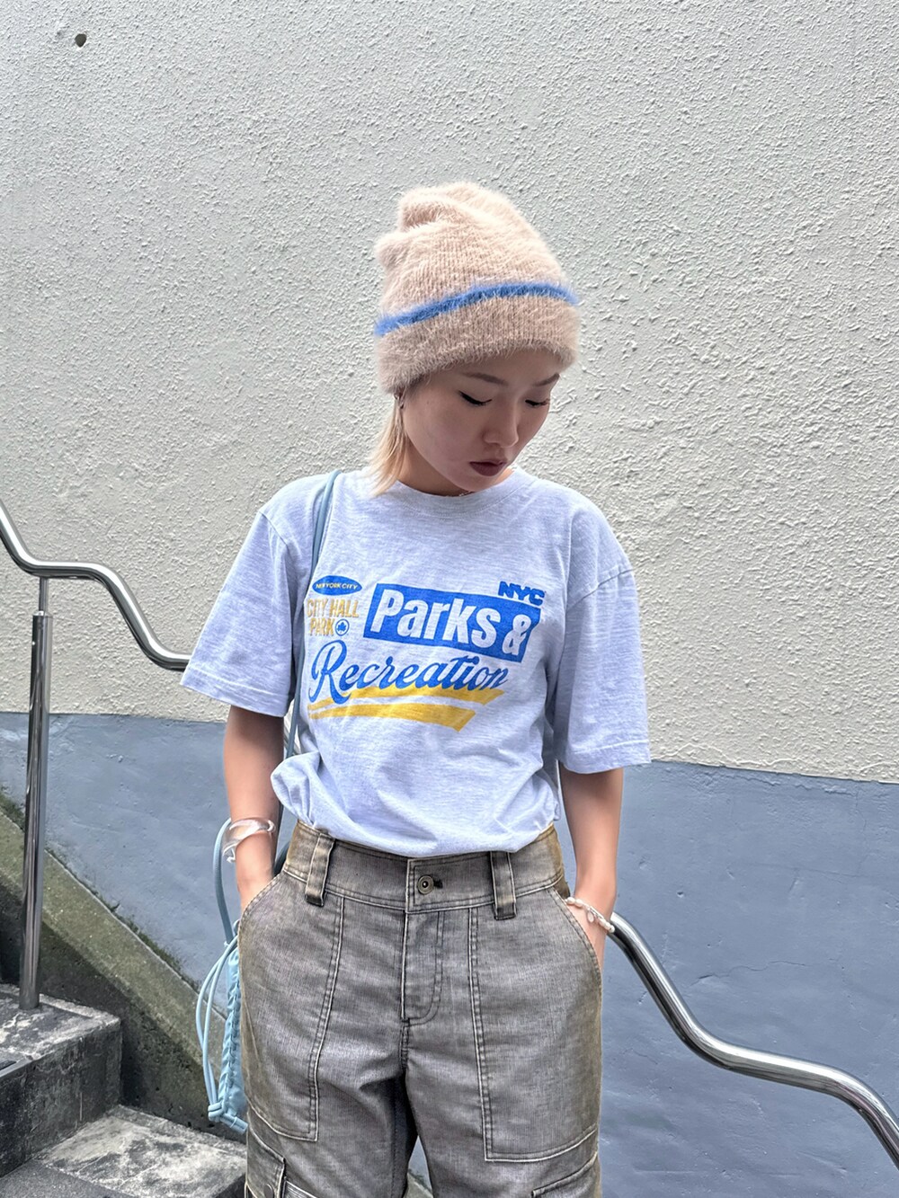 「ロゴT、秋服準備はじめました、ストリート、メンズライク、パンツスタイル、ミュール、ビーニー、トレンド、オトナカジュアル、おでかけコーデ、グレー、ブラウン、骨格ウェーブ、ブルベ夏、フレアパンツ」｜「SHEL’TTERのアイテム（Tシャツ/カットソー、グレー系）」を使った、Natsumiさん（レディース・157cm）の秋コーディネートの3枚目の写真
