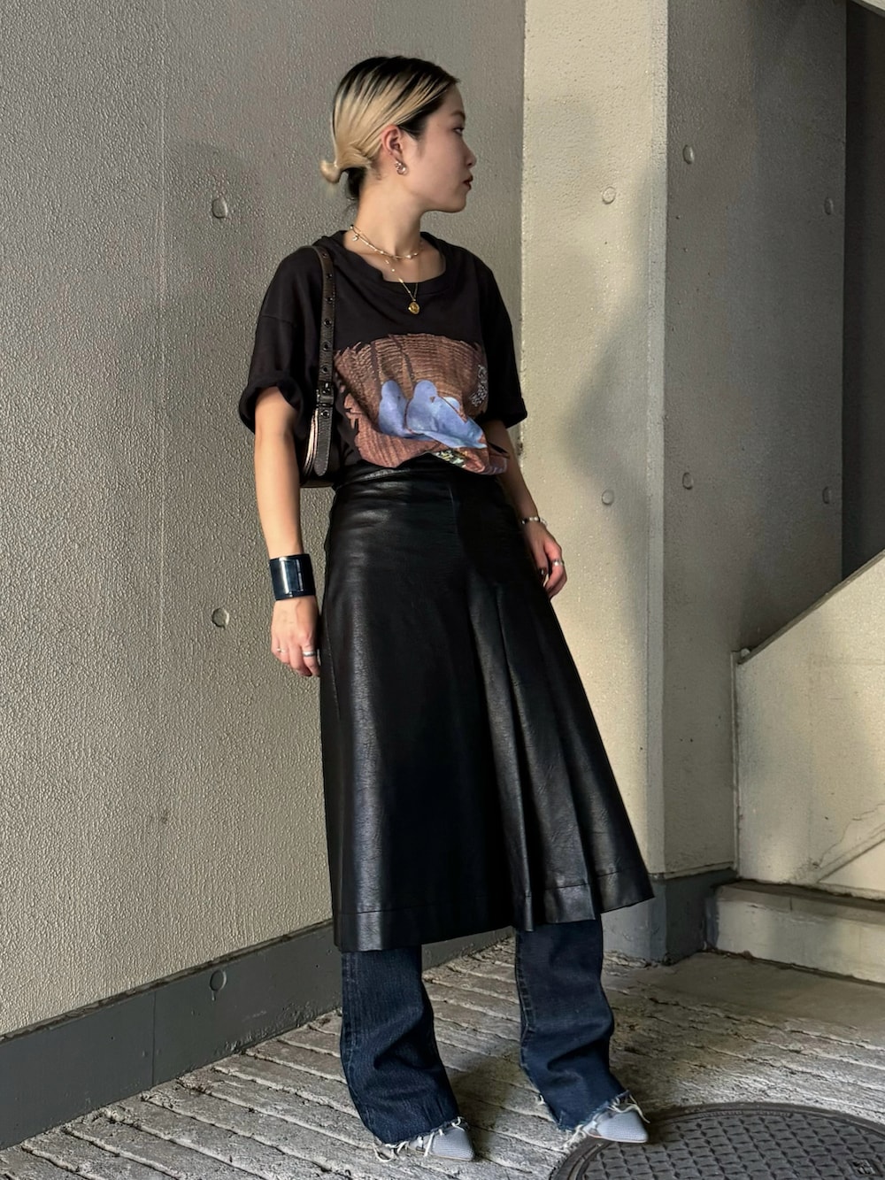 「秋コーデ、秋服、モノトーンコーデ、秋のコーデ、デニム、スカート、レイヤードスタイル、スカートレイヤード、フレアパンツ、ブラックコーデ、ブラック、レザー、レザースカート、ホーボーバック、古着MIX」｜「MOUSSYのF/LEATHER TUCKED ミディアムスカート（スカート、ブラック系）」を使った、Natsumiさん（レディース・157cm）の秋コーディネートの2枚目の写真