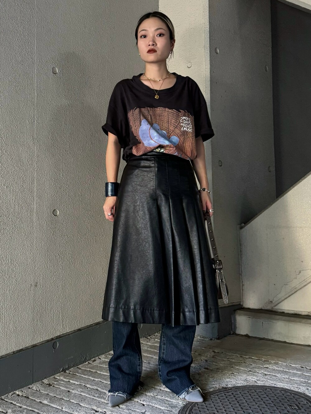 「秋コーデ、秋服、モノトーンコーデ、秋のコーデ、デニム、スカート、レイヤードスタイル、スカートレイヤード、フレアパンツ、ブラックコーデ、ブラック、レザー、レザースカート、ホーボーバック、古着MIX」｜「MOUSSYのF/LEATHER TUCKED ミディアムスカート（スカート、ブラック系）」を使った、Natsumiさん（レディース・157cm）の秋コーディネートの3枚目の写真