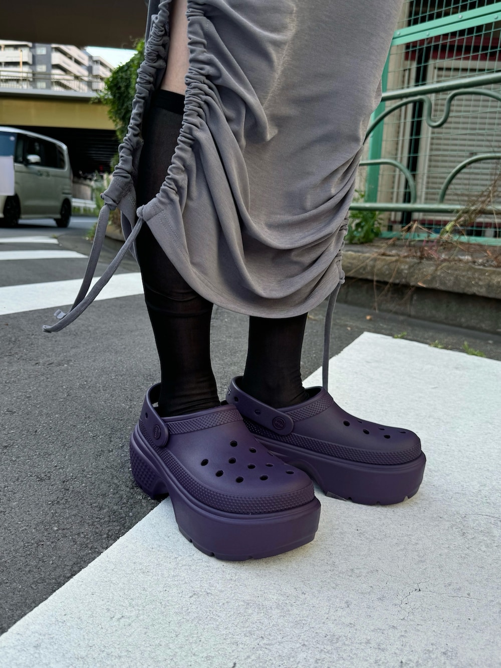 「MOUSSYのDRAPE キャミドレス（ワンピース、グレー系）」を使った、Natsumiさん（レディース・157cm）の秋コーディネートの2枚目の写真