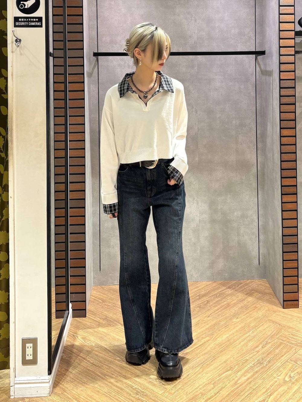 ブラック系のスニーカー、ブルー系のデニムパンツ、ホワイト系のニット/セーターを着用したレディースの秋コーディネートの8枚目の写真