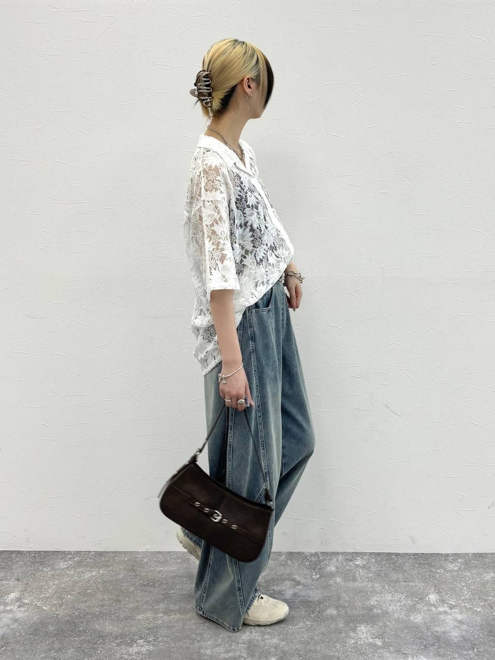 ホワイト系のシャツ/ブラウス、ホワイト系のスニーカー、ブラウン系のハンドバッグを着用したレディースの春コーディネートの5枚目の写真