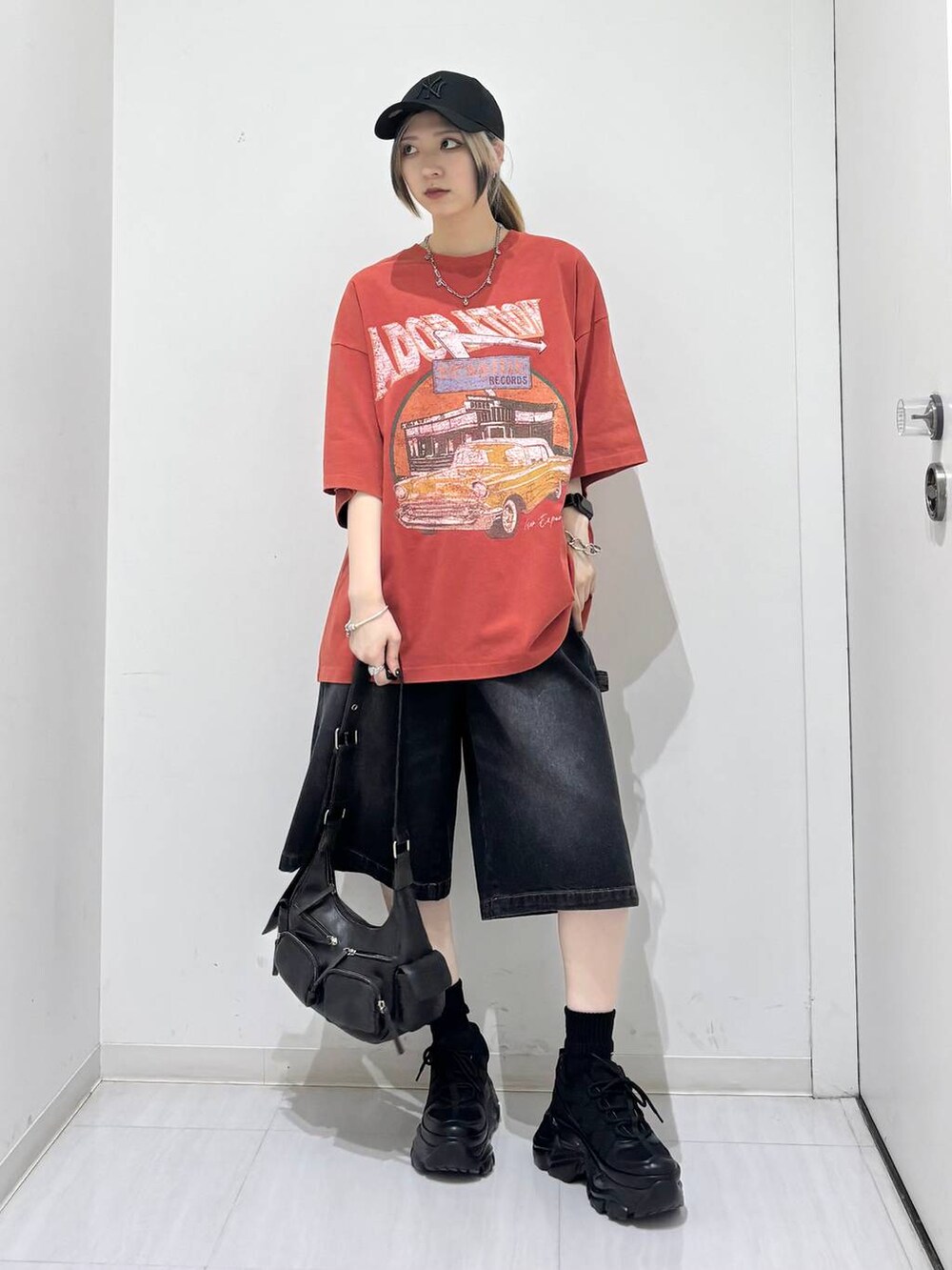ブラック系のスニーカー、ブラック系のその他パンツ、レッド系のTシャツ/カットソーを着用したレディースの夏コーディネートの8枚目の写真