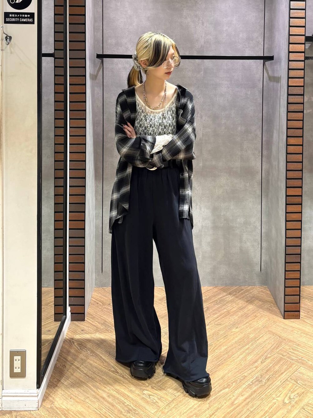 ブラック系のスニーカー、ブラック系のキャミソール、ブラック系のスウェットパンツを着用したレディースの夏コーディネートの7枚目の写真