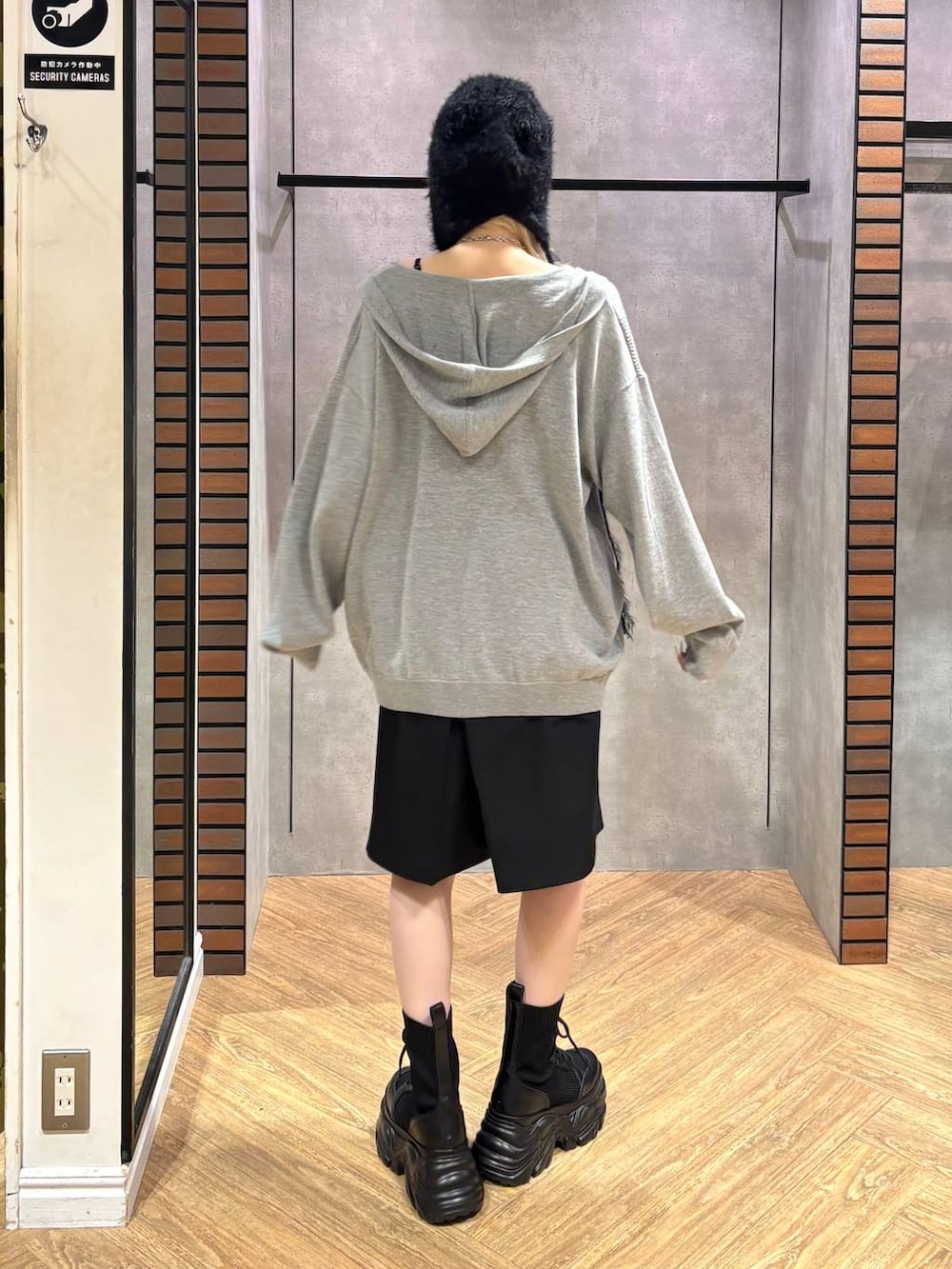 グレー系のパーカー、ブラック系のその他パンツ、ブラック系のブーツを着用したレディースの秋コーディネートの4枚目の写真