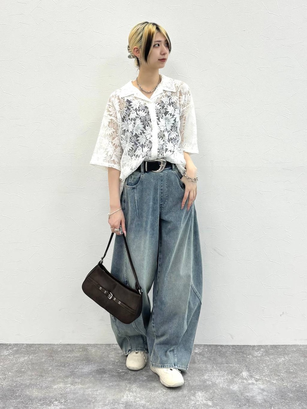 ホワイト系のシャツ/ブラウス、ホワイト系のスニーカー、ブラウン系のハンドバッグを着用したレディースの春コーディネートの2枚目の写真