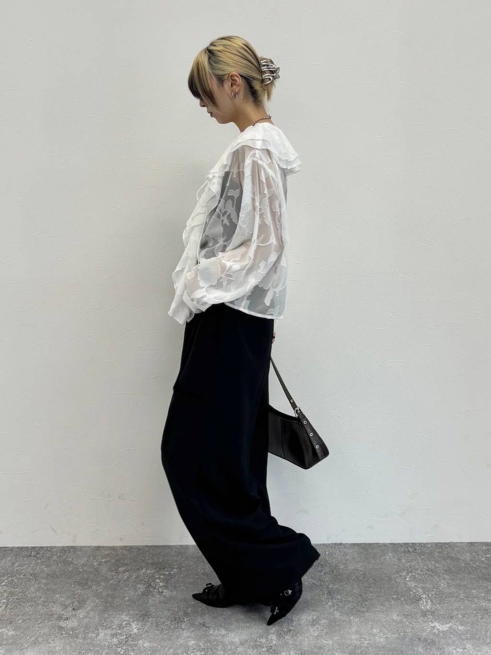 ブラウン系のハンドバッグ、ブラック系のサンダル、ホワイト系のシャツ/ブラウスを着用したレディースの春コーディネートの2枚目の写真