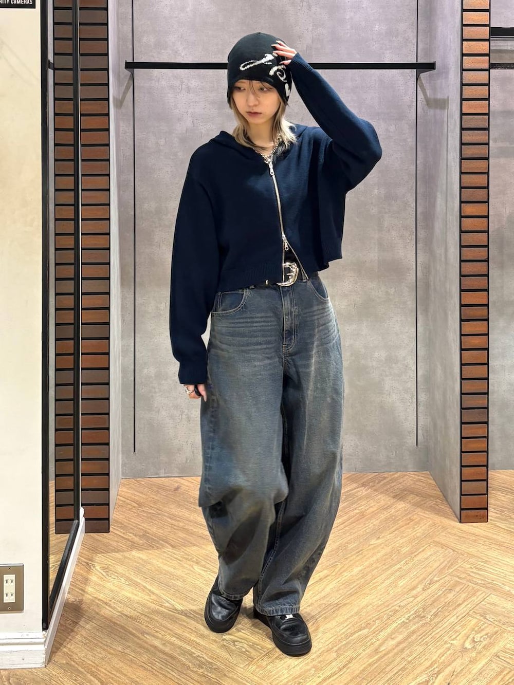 ブルー系のデニムパンツ、ブルー系のパーカー、ブラック系のベルトを着用したレディースの冬コーディネートの2枚目の写真