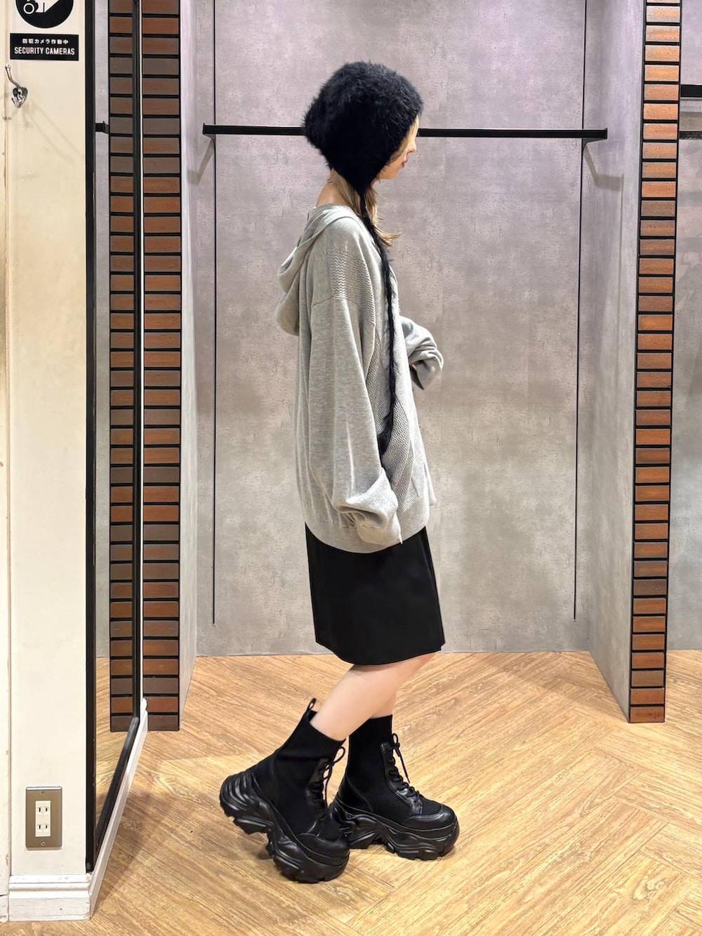 グレー系のパーカー、ブラック系のその他パンツ、ブラック系のブーツを着用したレディースの秋コーディネートの5枚目の写真