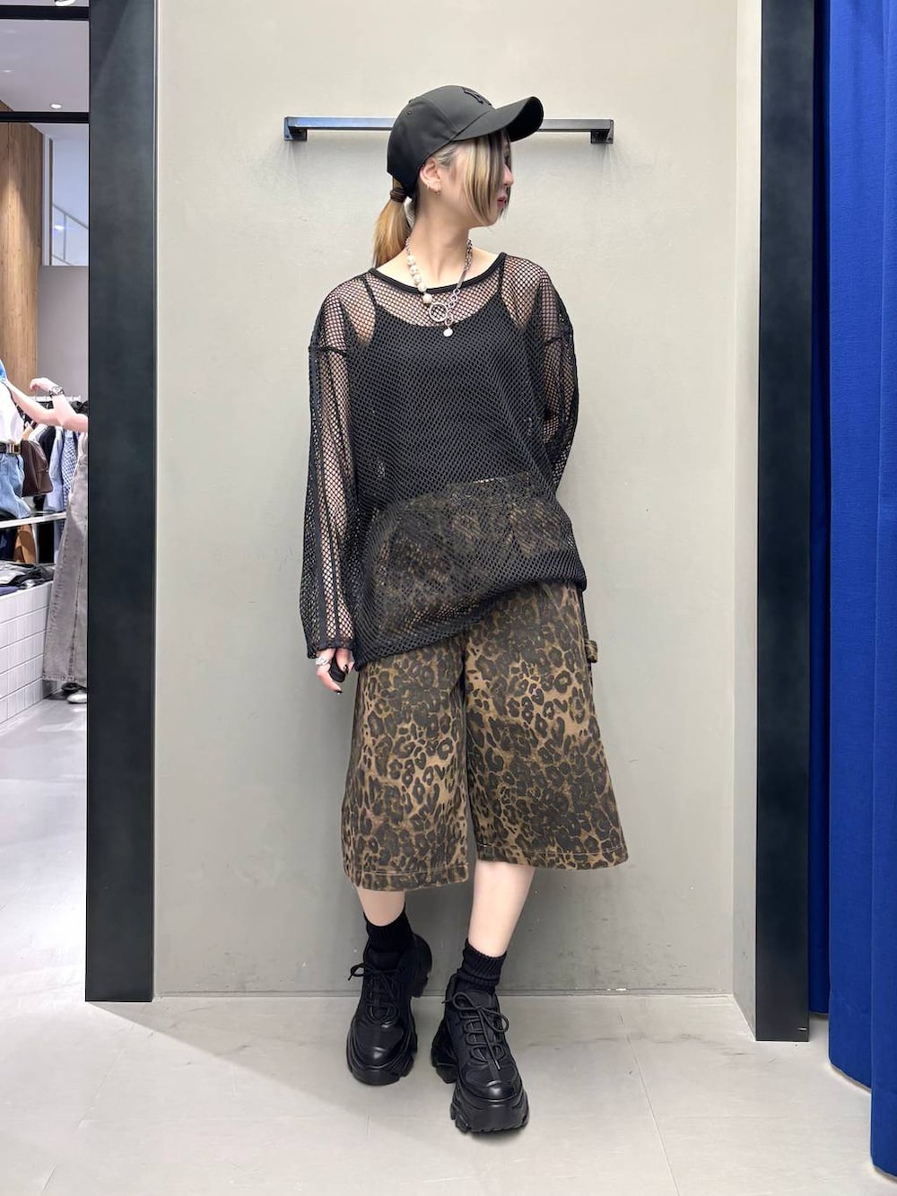 ブラック系のスニーカー、ブラック系のTシャツ/カットソー、ブラック系のキャミソールを着用したレディースの夏コーディネートの2枚目の写真