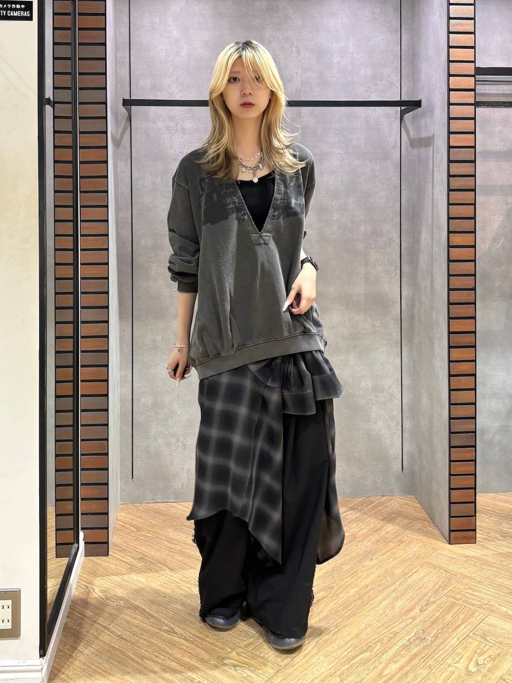 ブラック系のシャツ/ブラウス、ブラック系のスラックス、グレー系のスウェットを着用したレディースの秋コーディネートの5枚目の写真