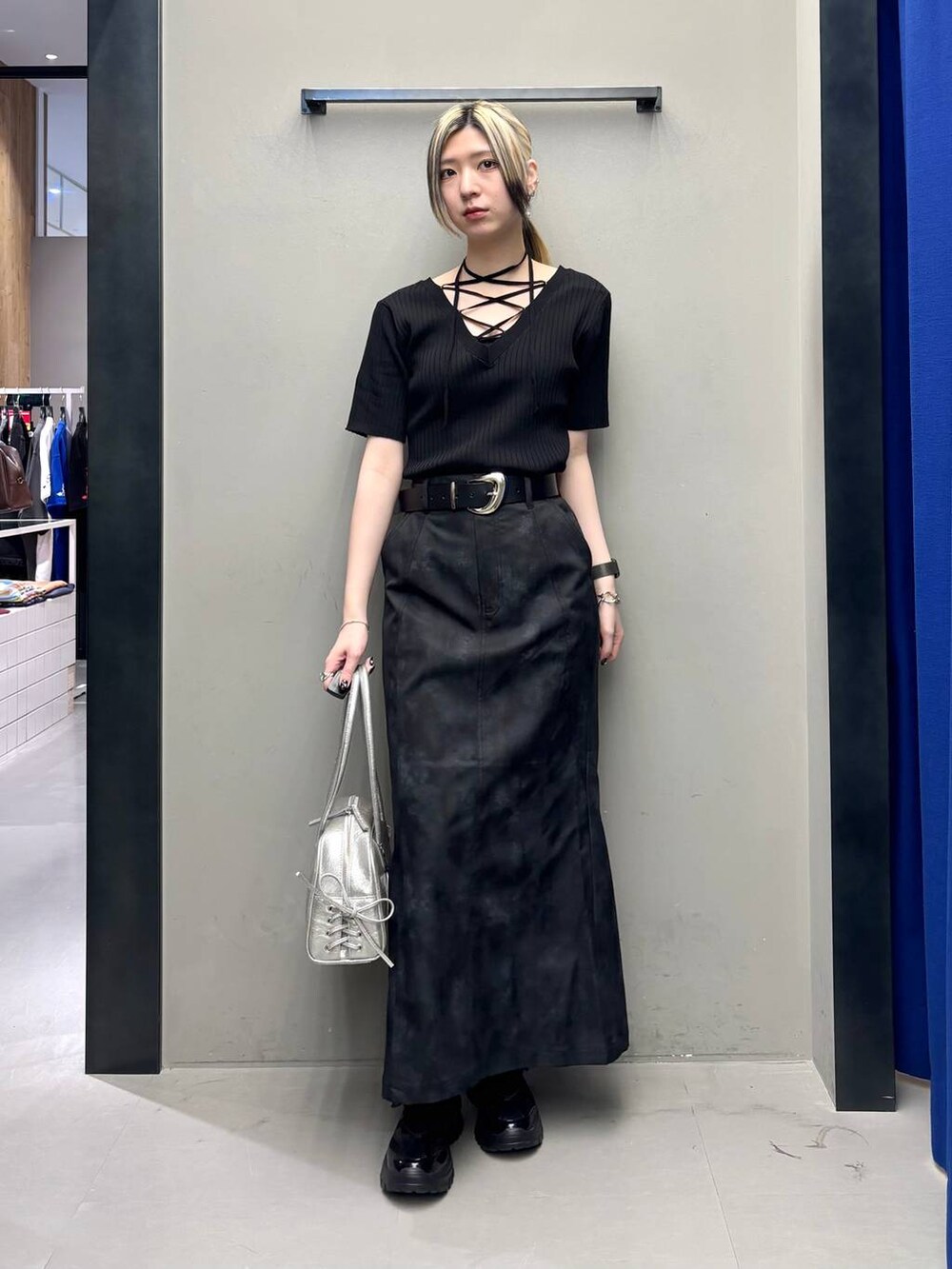 ブラック系のスニーカー、シルバー系のショルダーバッグ、ブラック系のニット/セーターを着用したレディースの春コーディネートの7枚目の写真