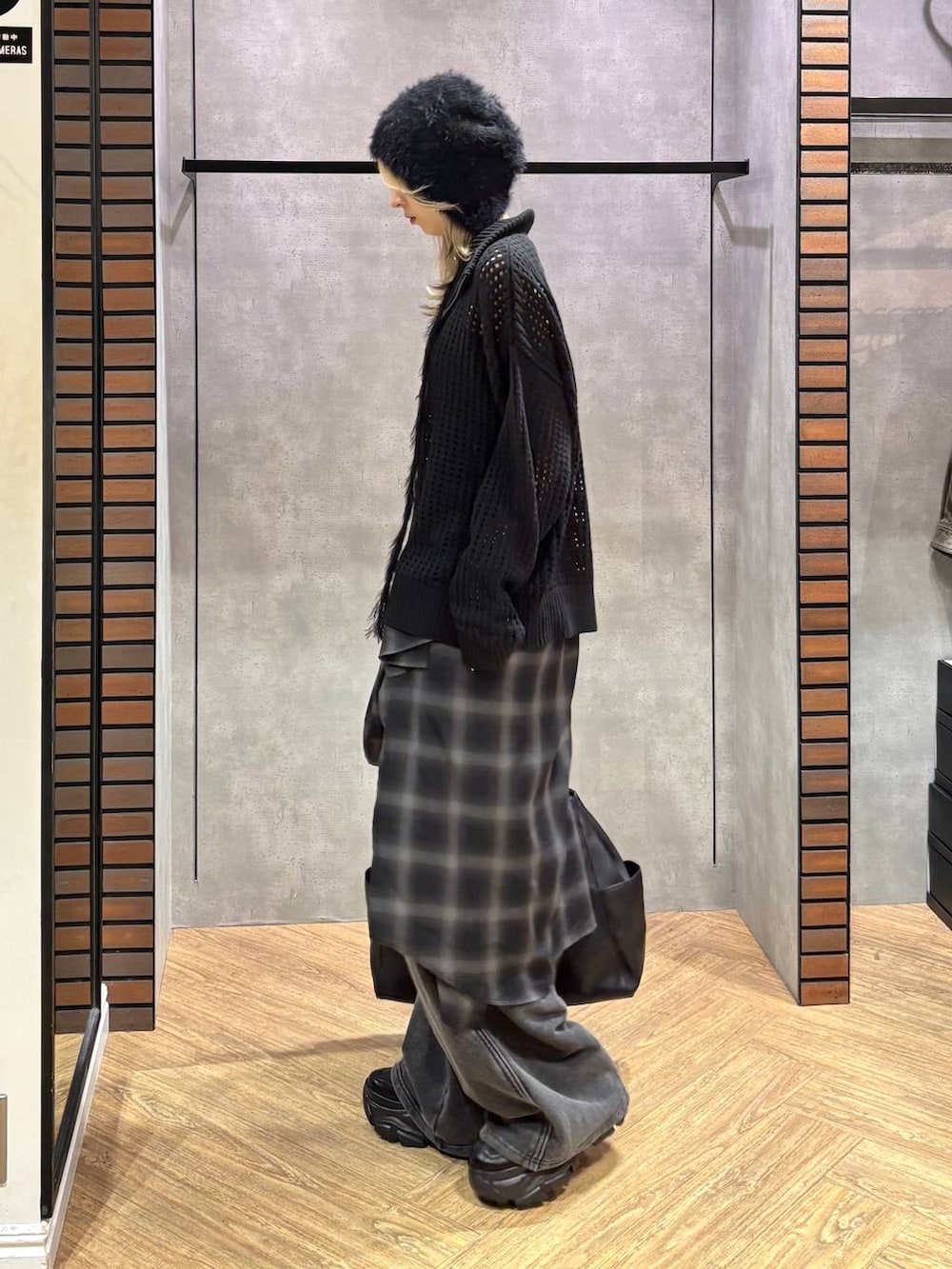 ブラック系のシャツ/ブラウス、ブラック系のスニーカー、ブラック系のスウェットパンツを着用したレディースの秋コーディネートの3枚目の写真