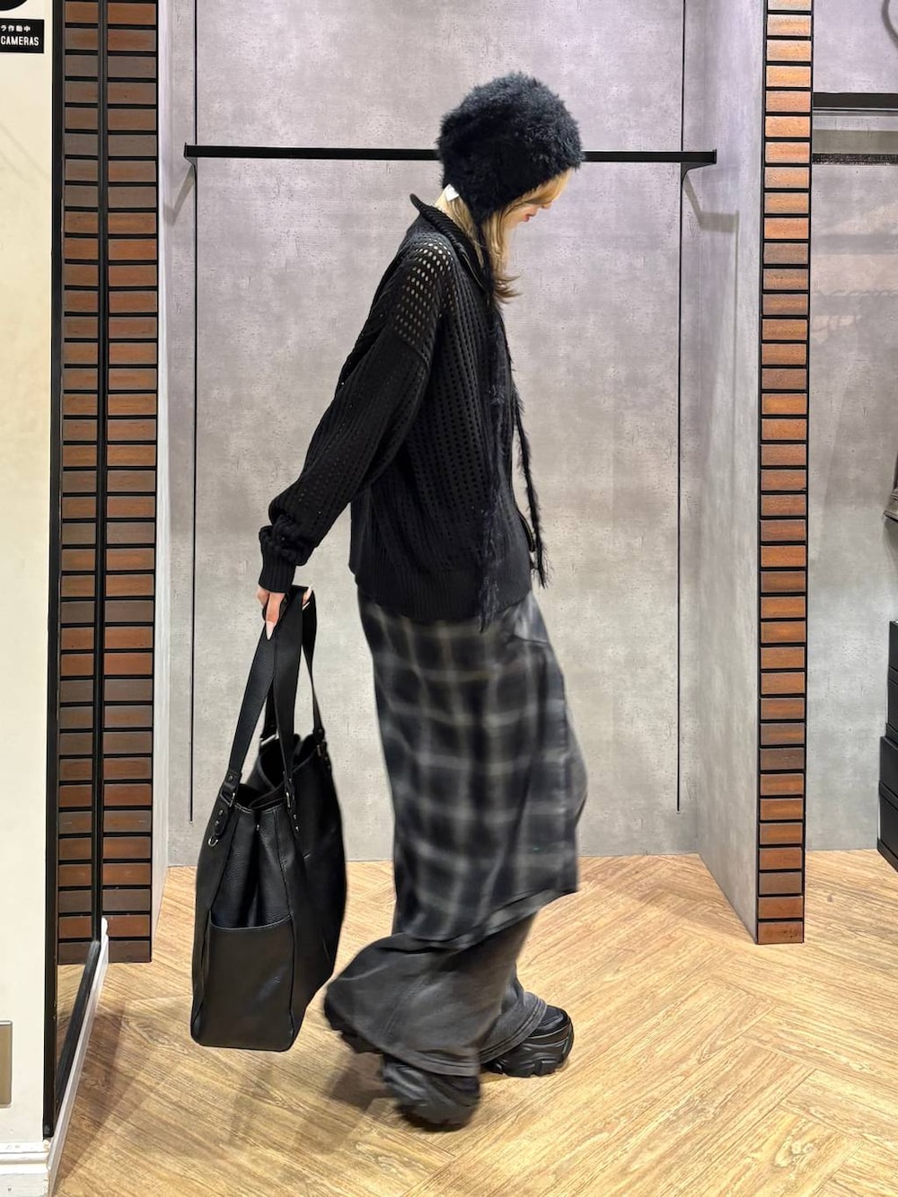 ブラック系のシャツ/ブラウス、ブラック系のスニーカー、ブラック系のスウェットパンツを着用したレディースの秋コーディネートの4枚目の写真