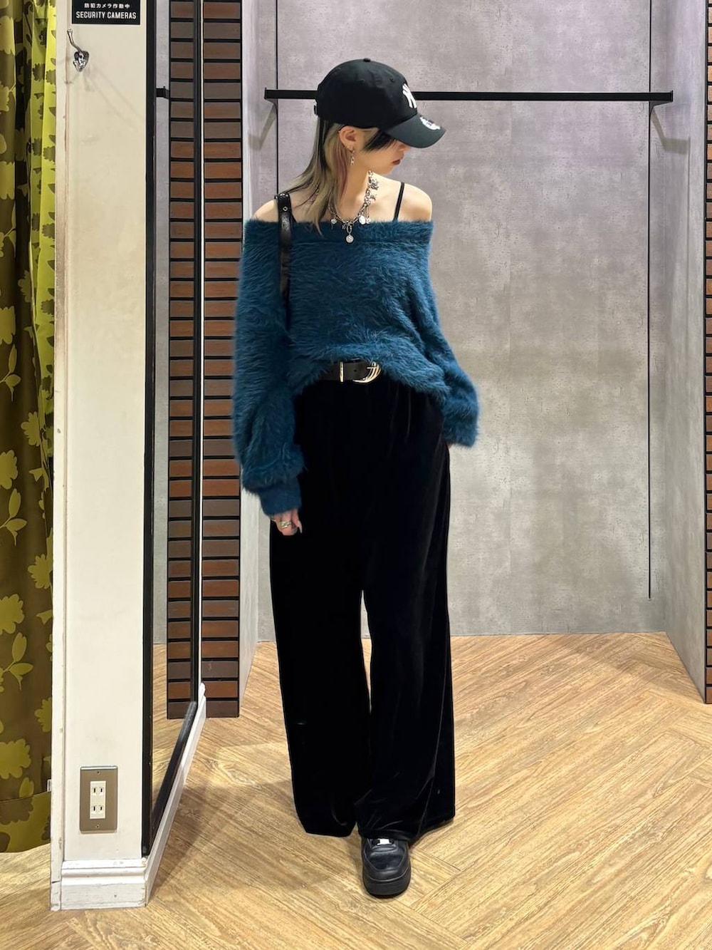 ブラック系のショルダーバッグ、ブルー系のニット/セーター、ブラック系のその他パンツを着用したレディースの冬コーディネートの7枚目の写真