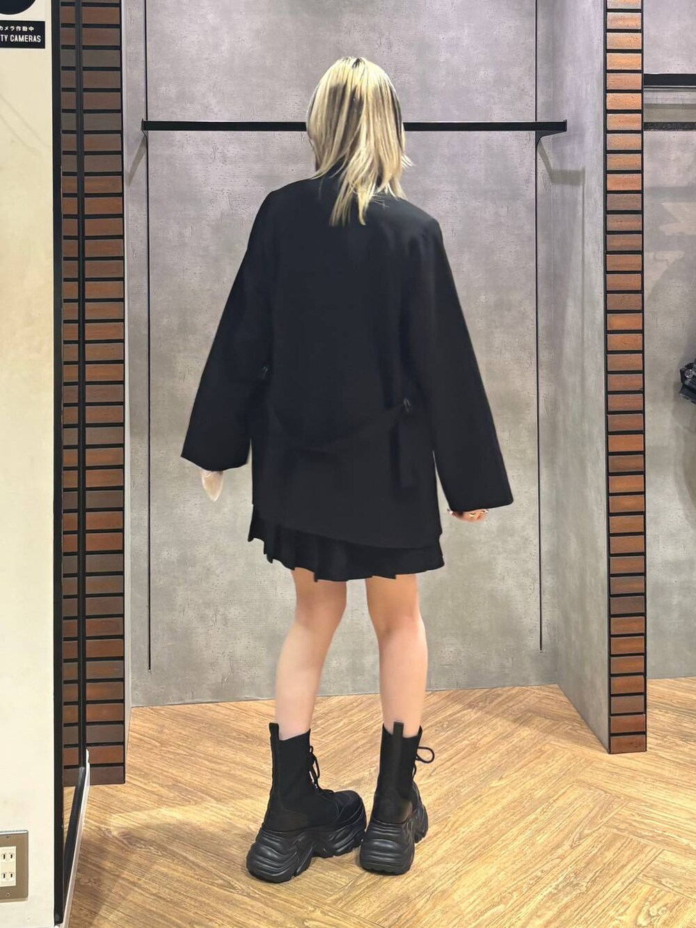 ブラック系のブーツ、ブラック系のテーラードジャケット、ホワイト系のTシャツ/カットソーを着用したレディースの冬コーディネートの4枚目の写真