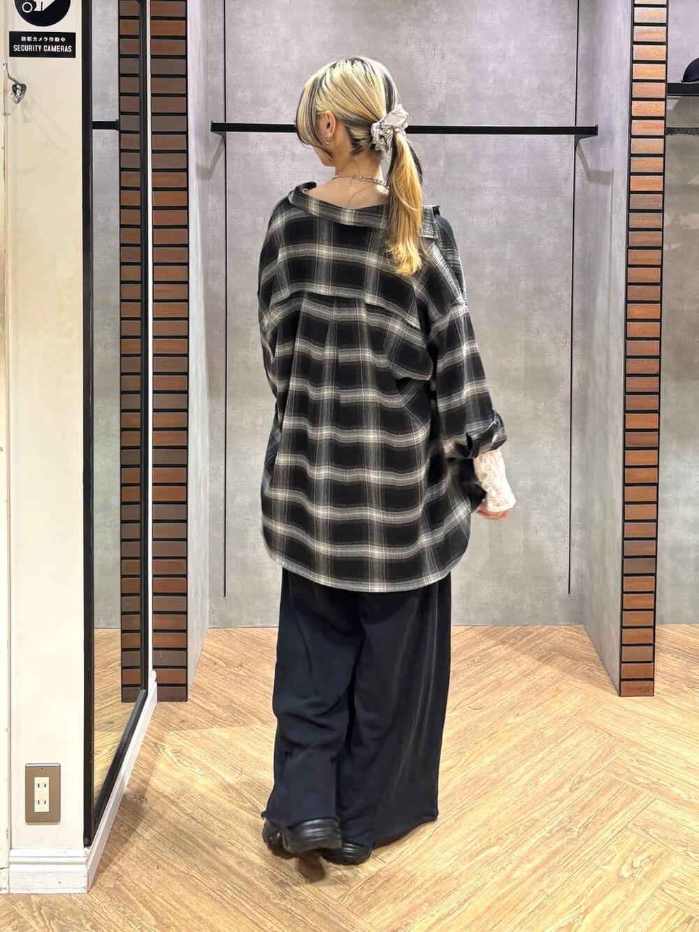 ブラック系のスニーカー、ブラック系のキャミソール、ブラック系のスウェットパンツを着用したレディースの夏コーディネートの5枚目の写真