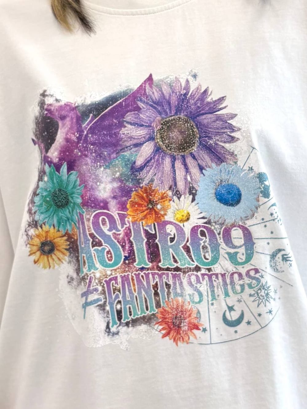 ブラック系のスニーカー、グレー系のスウェットパンツ、ホワイト系のTシャツ/カットソーを着用したレディースの春コーディネートの2枚目の写真