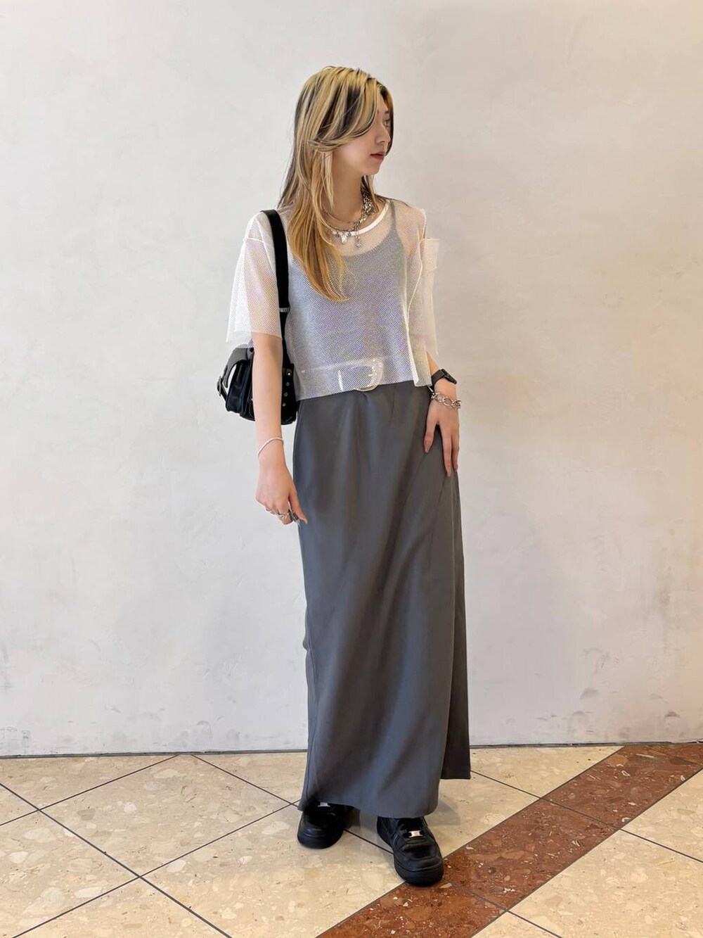 ブラック系のキャミソール、グレー系のスカート、ホワイト系のTシャツ/カットソーを着用したレディースの夏コーディネートの2枚目の写真