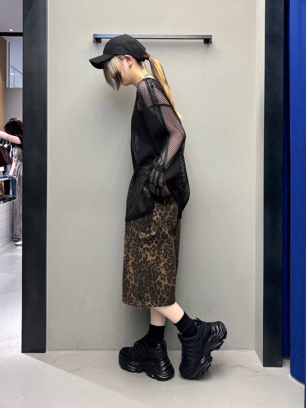 ブラック系のスニーカー、ブラック系のTシャツ/カットソー、ブラック系のキャミソールを着用したレディースの夏コーディネートの4枚目の写真