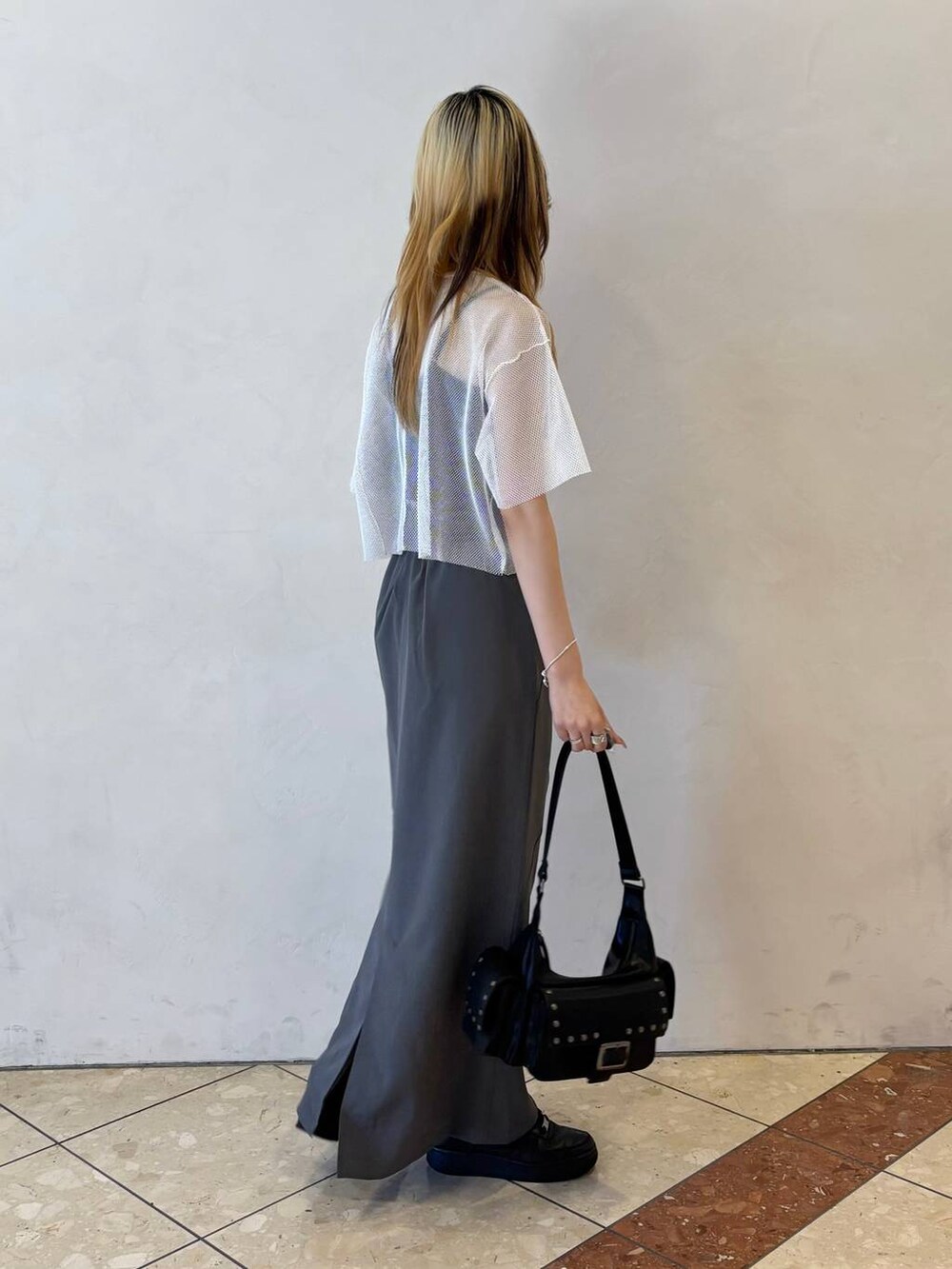 ブラック系のキャミソール、グレー系のスカート、ホワイト系のTシャツ/カットソーを着用したレディースの夏コーディネートの6枚目の写真