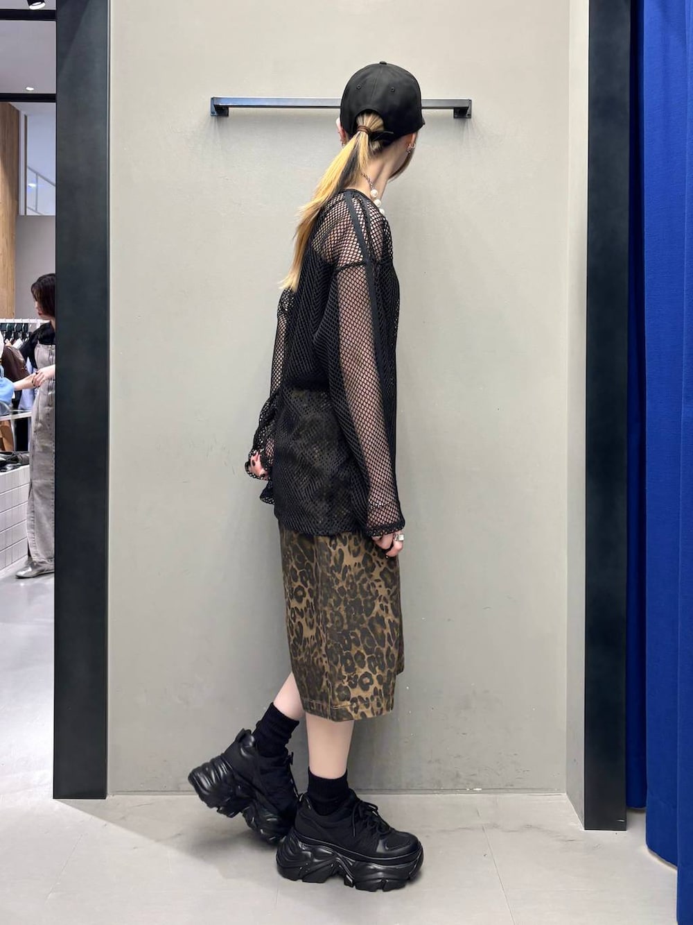 ブラック系のスニーカー、ブラック系のTシャツ/カットソー、ブラック系のキャミソールを着用したレディースの夏コーディネートの6枚目の写真