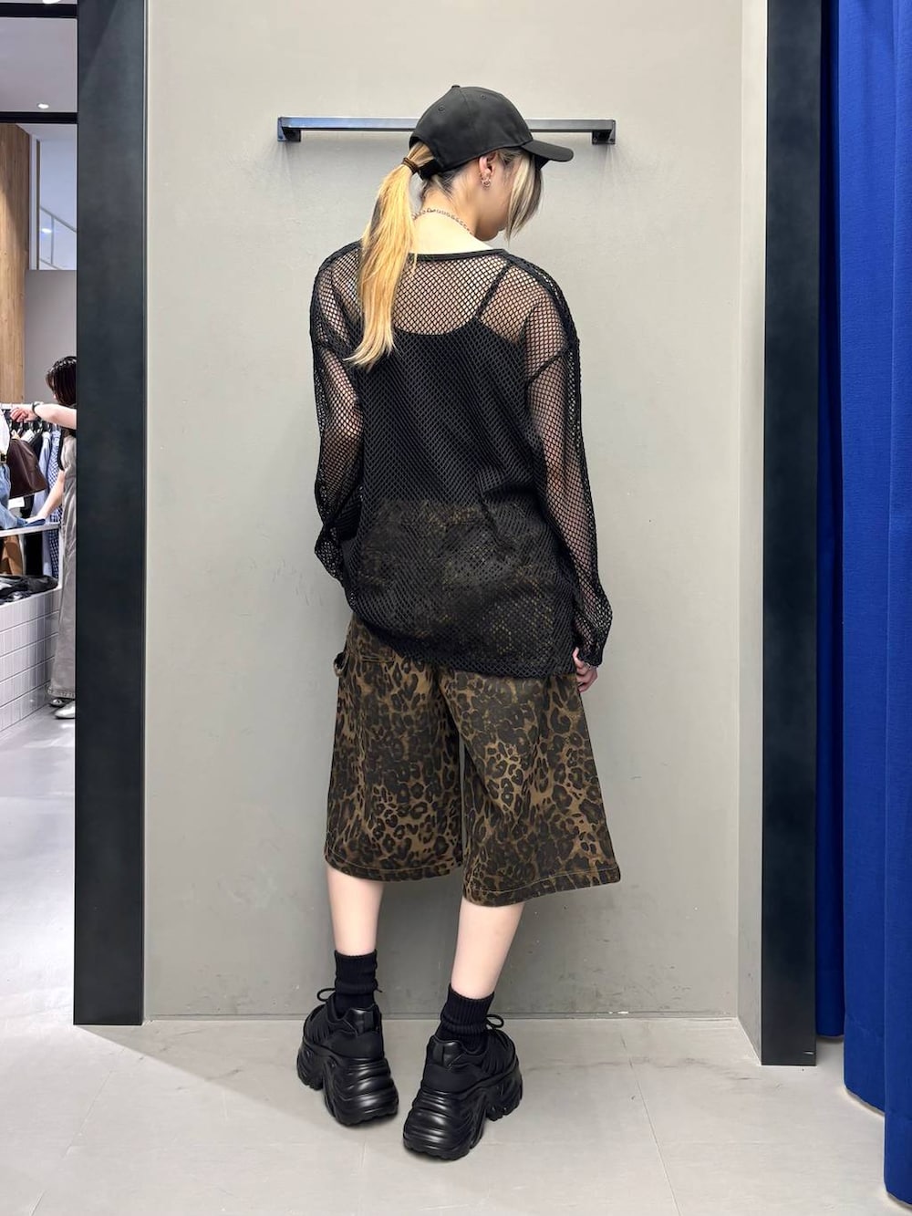 ブラック系のスニーカー、ブラック系のTシャツ/カットソー、ブラック系のキャミソールを着用したレディースの夏コーディネートの5枚目の写真