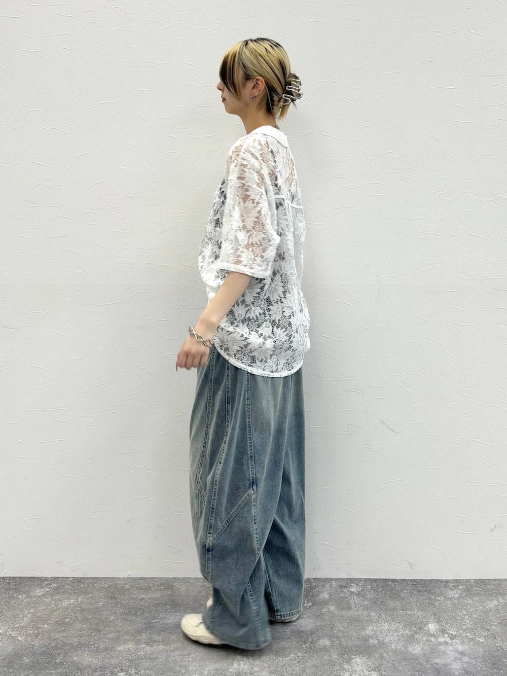 ホワイト系のシャツ/ブラウス、ホワイト系のスニーカー、ブラウン系のハンドバッグを着用したレディースの春コーディネートの3枚目の写真