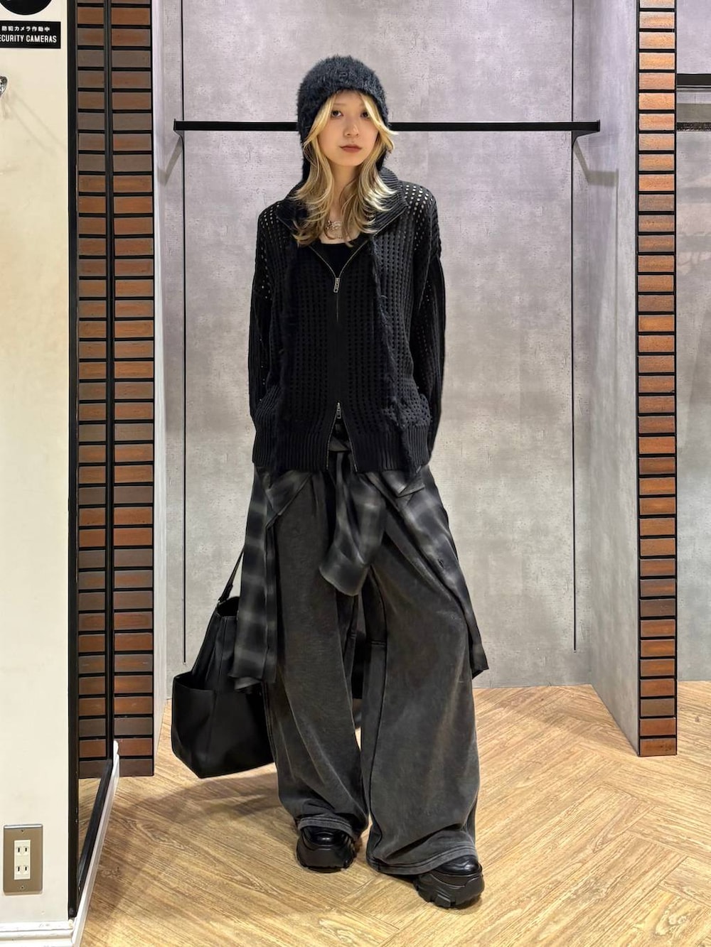 ブラック系のシャツ/ブラウス、ブラック系のスニーカー、ブラック系のスウェットパンツを着用したレディースの秋コーディネートの5枚目の写真