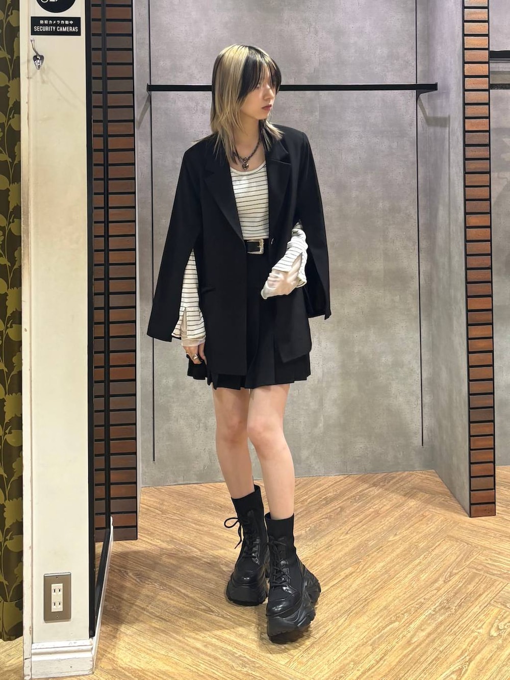 ブラック系のブーツ、ブラック系のテーラードジャケット、ホワイト系のTシャツ/カットソーを着用したレディースの冬コーディネートの5枚目の写真