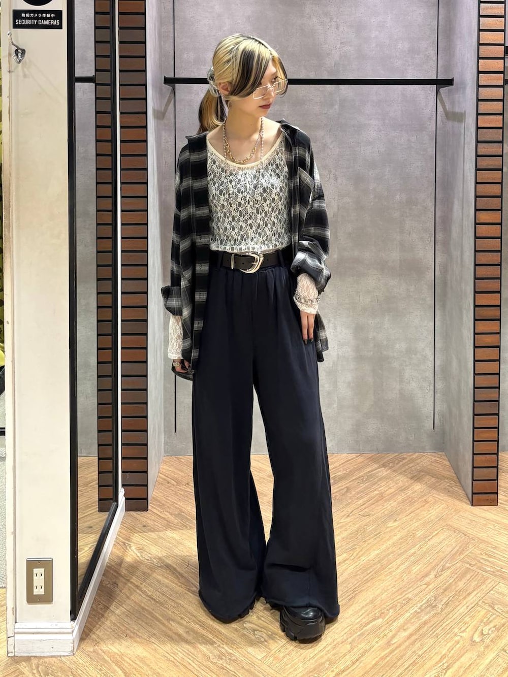 ブラック系のスニーカー、ブラック系のキャミソール、ブラック系のスウェットパンツを着用したレディースの夏コーディネートの3枚目の写真