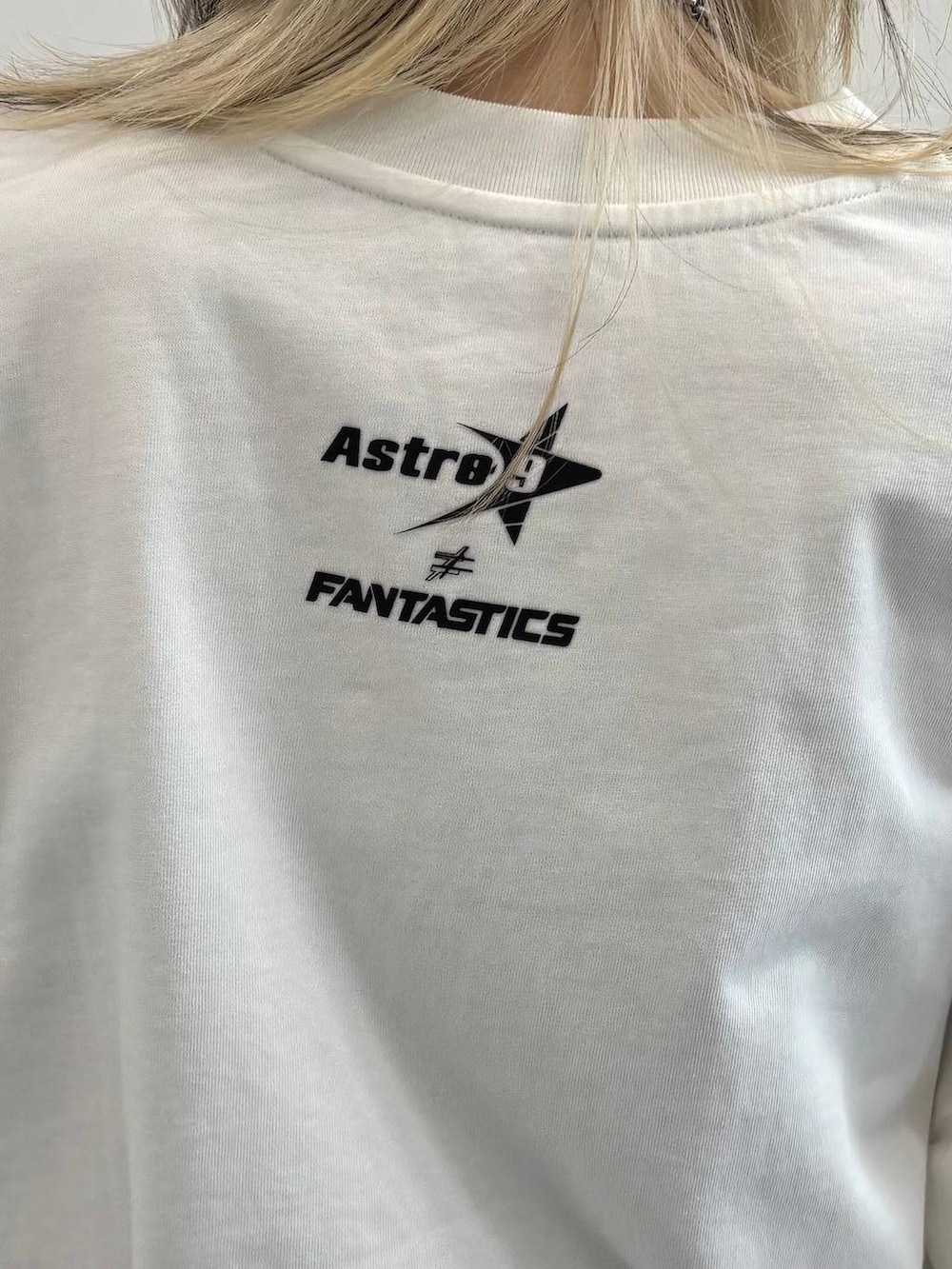 ブラック系のスニーカー、グレー系のスウェットパンツ、ホワイト系のTシャツ/カットソーを着用したレディースの春コーディネートの4枚目の写真