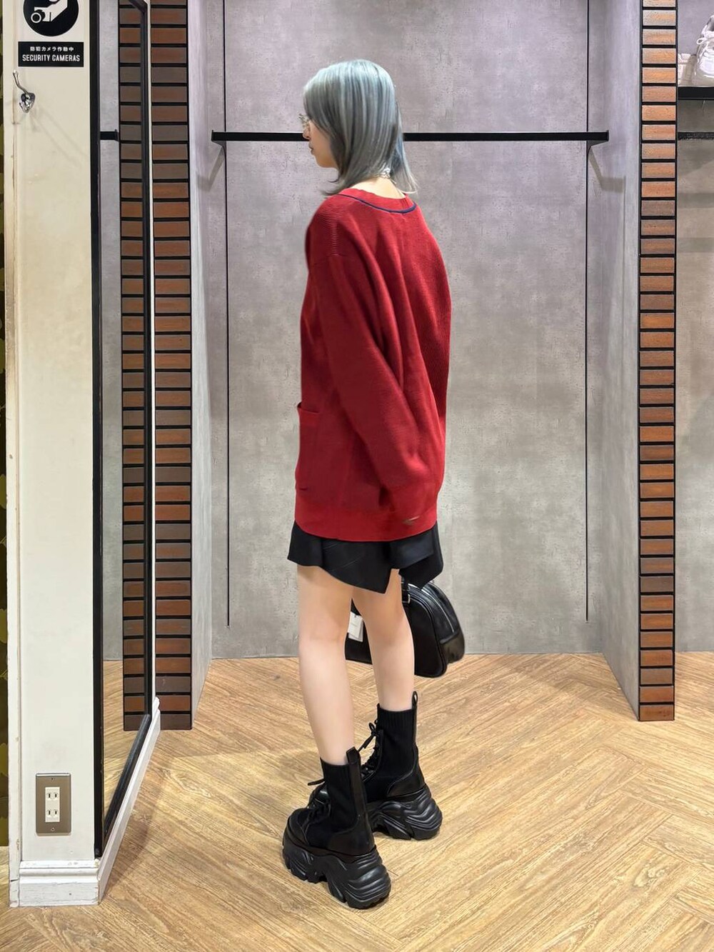 ブラック系のブーツ、ブラック系のキャミソール、ブラック系のスカートを着用したレディースの秋コーディネートの4枚目の写真