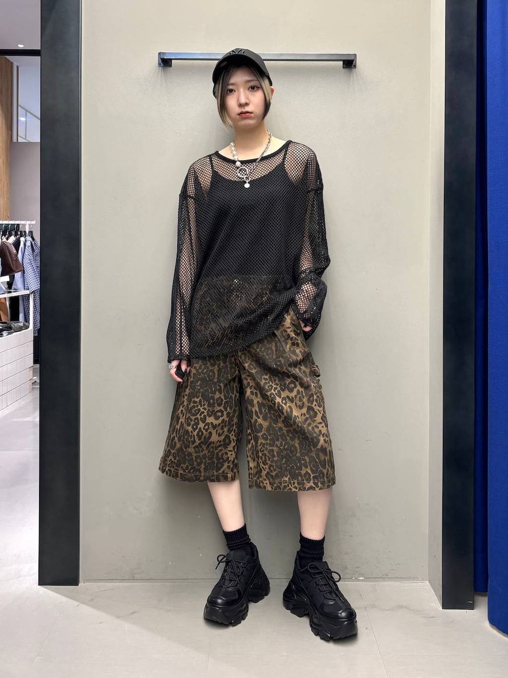 ブラック系のスニーカー、ブラック系のTシャツ/カットソー、ブラック系のキャミソールを着用したレディースの夏コーディネートの7枚目の写真