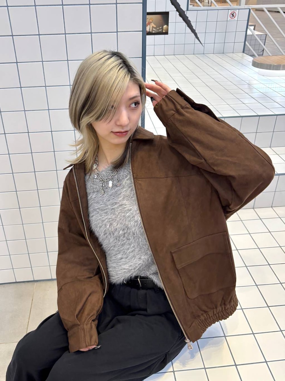 ブラック系のスニーカー、ブラック系のスウェットパンツ、ブラウン系のブルゾンを着用したレディースの冬コーディネートの2枚目の写真