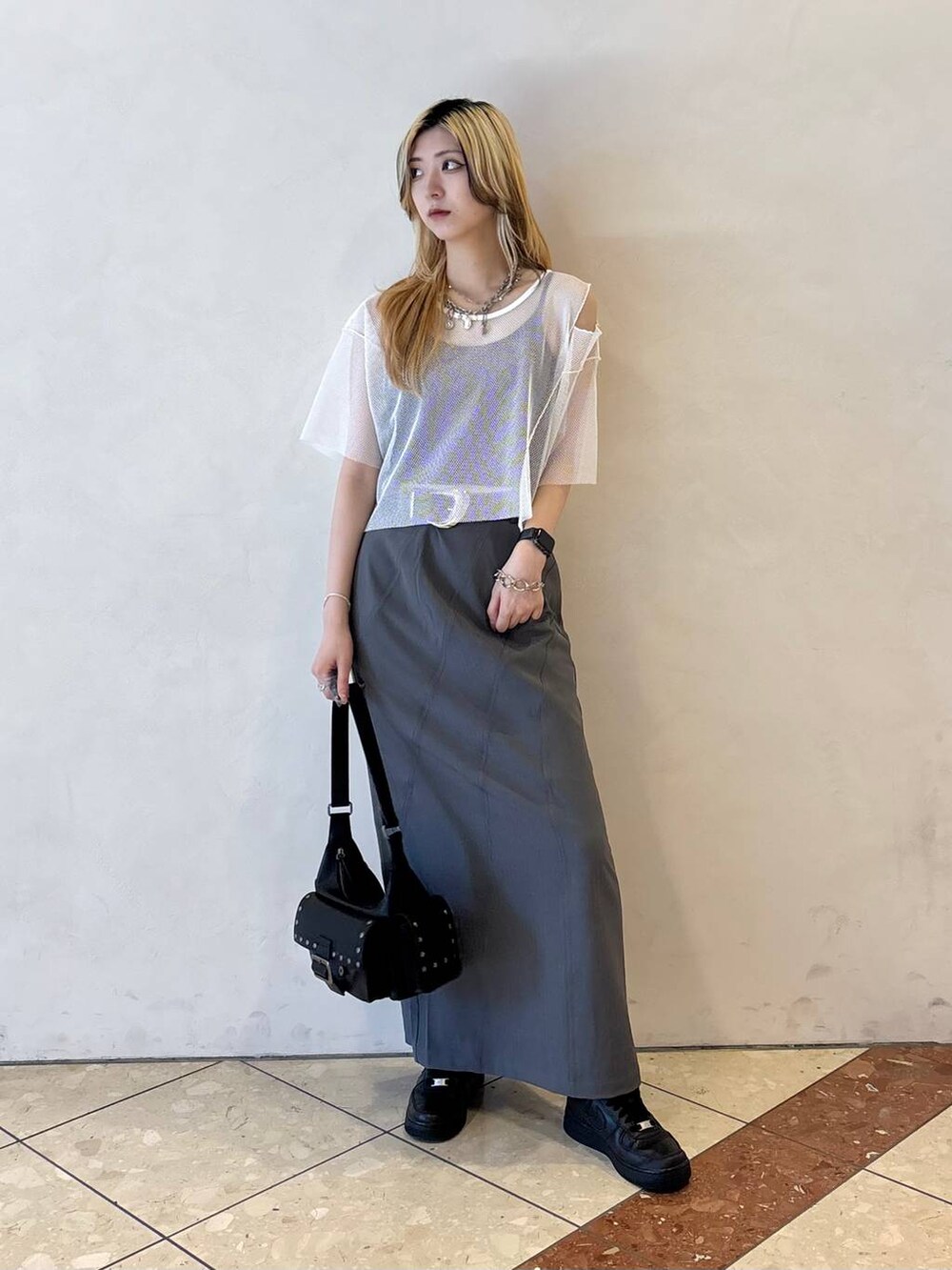 ブラック系のキャミソール、グレー系のスカート、ホワイト系のTシャツ/カットソーを着用したレディースの夏コーディネートの3枚目の写真