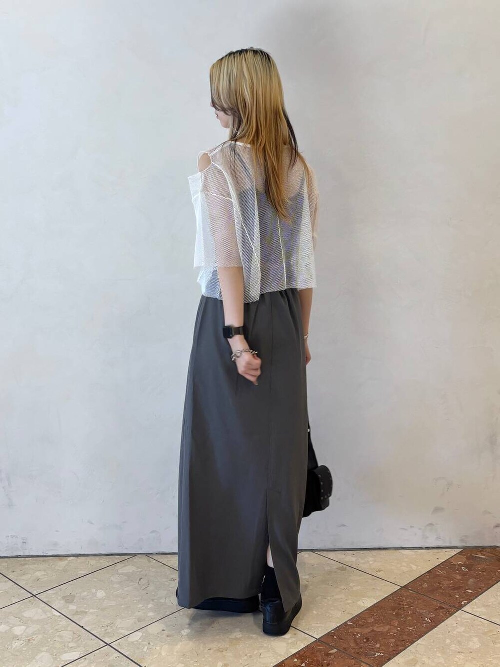 ブラック系のキャミソール、グレー系のスカート、ホワイト系のTシャツ/カットソーを着用したレディースの夏コーディネートの5枚目の写真