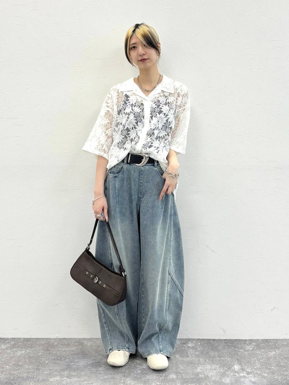 ホワイト系のシャツ/ブラウス、ホワイト系のスニーカー、ブラウン系のハンドバッグを着用したレディースの春コーディネートの7枚目の写真