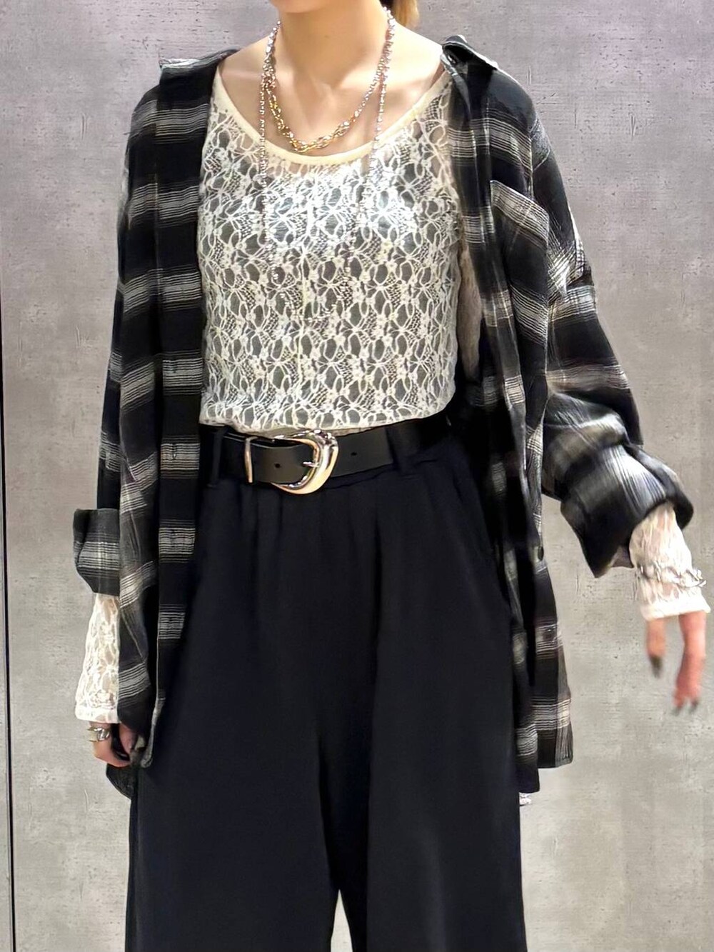 ブラック系のスニーカー、ブラック系のキャミソール、ブラック系のスウェットパンツを着用したレディースの夏コーディネートの2枚目の写真