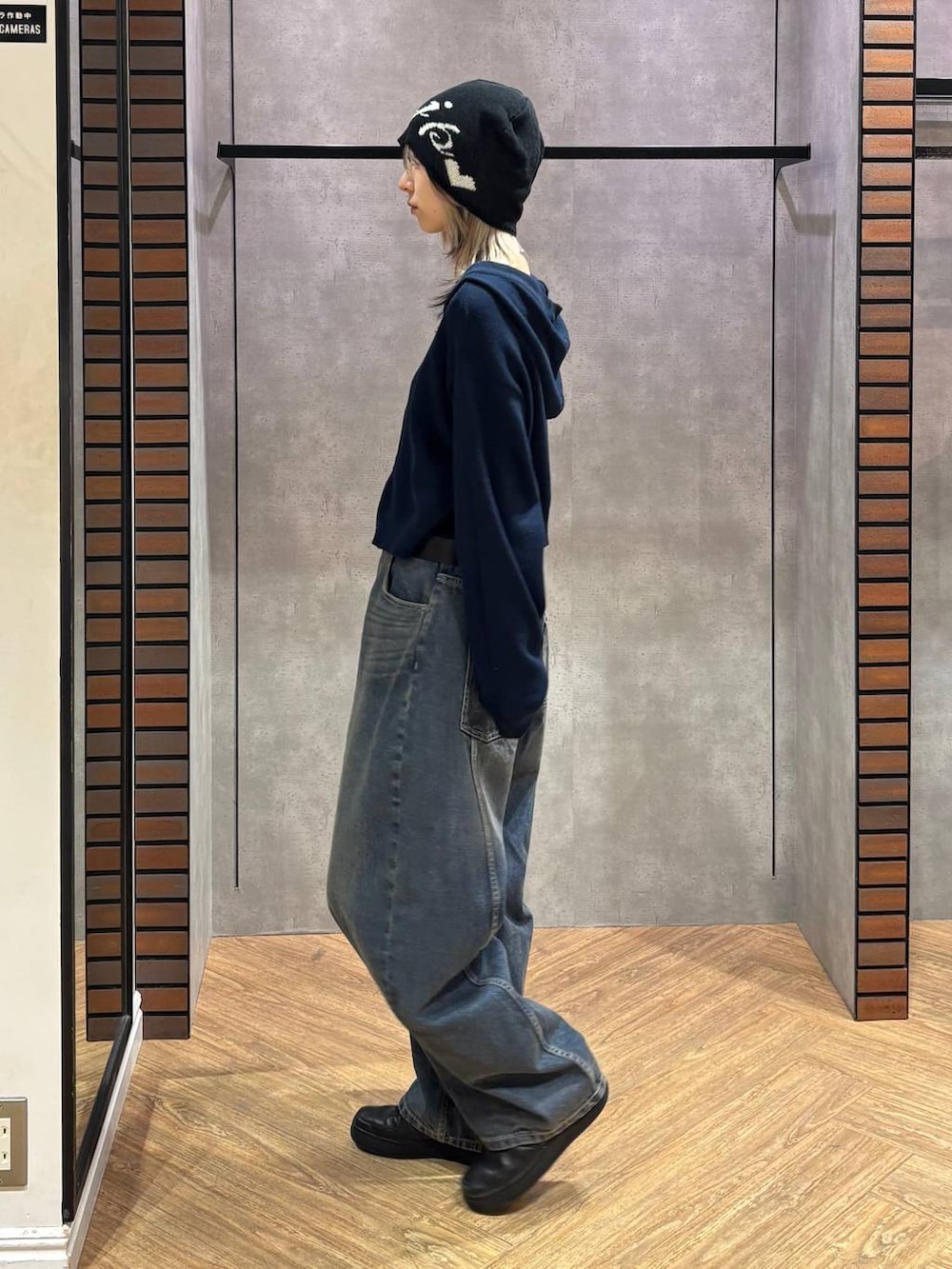 ブルー系のデニムパンツ、ブルー系のパーカー、ブラック系のベルトを着用したレディースの冬コーディネートの3枚目の写真