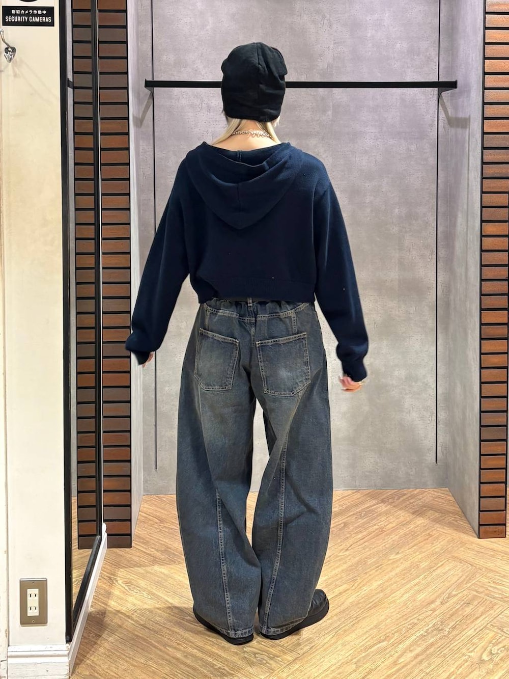 ブルー系のデニムパンツ、ブルー系のパーカー、ブラック系のベルトを着用したレディースの冬コーディネートの4枚目の写真