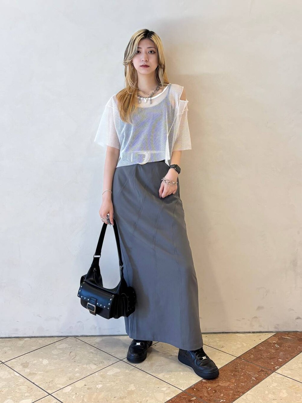 ブラック系のキャミソール、グレー系のスカート、ホワイト系のTシャツ/カットソーを着用したレディースの夏コーディネートの7枚目の写真