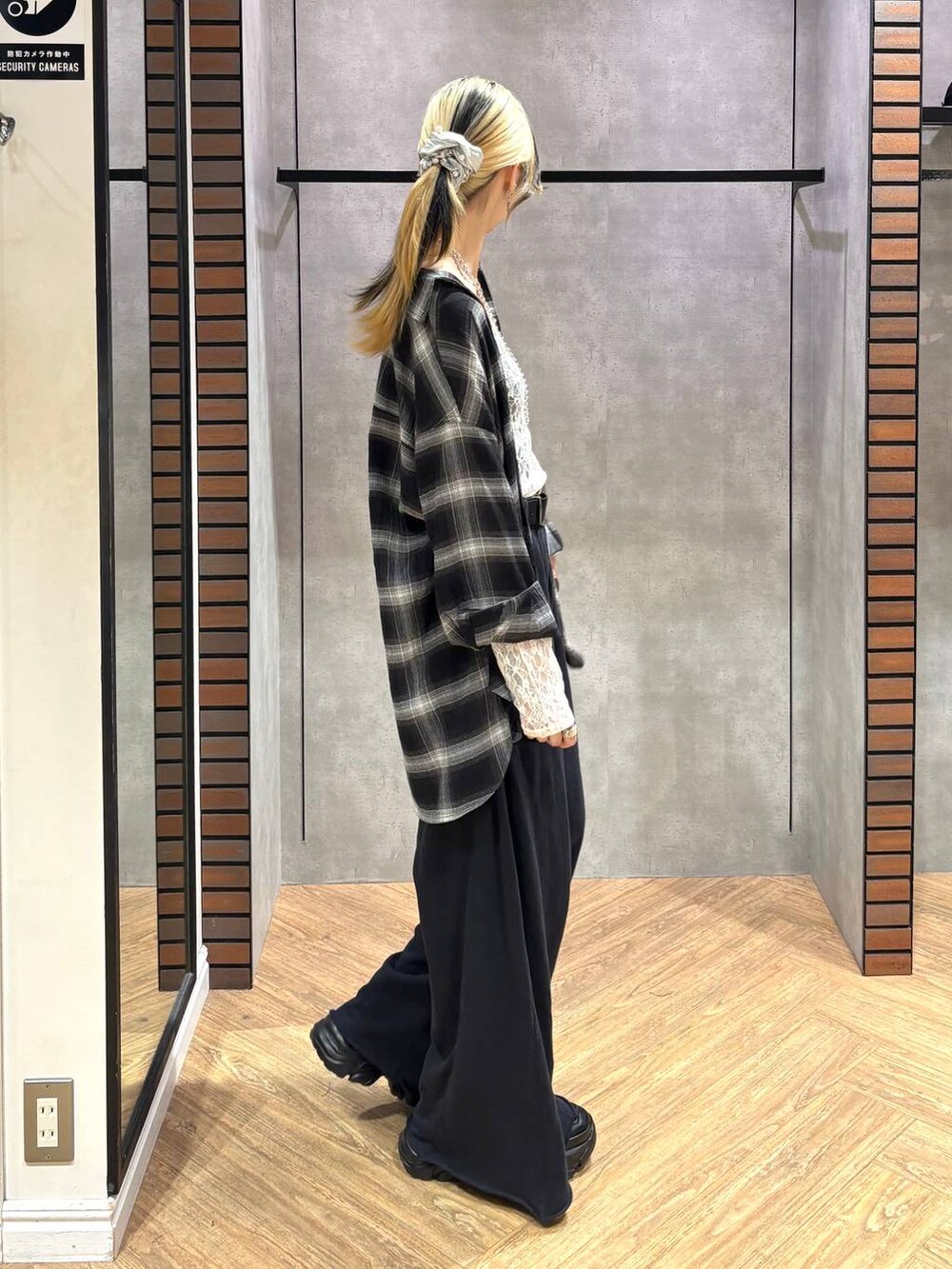 ブラック系のスニーカー、ブラック系のキャミソール、ブラック系のスウェットパンツを着用したレディースの夏コーディネートの6枚目の写真