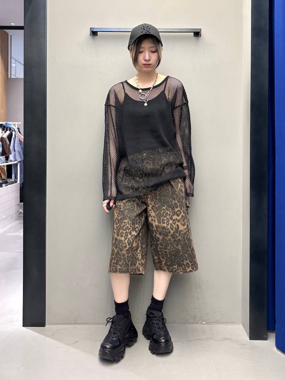 ブラック系のスニーカー、ブラック系のTシャツ/カットソー、ブラック系のキャミソールを着用したレディースの夏コーディネートの3枚目の写真