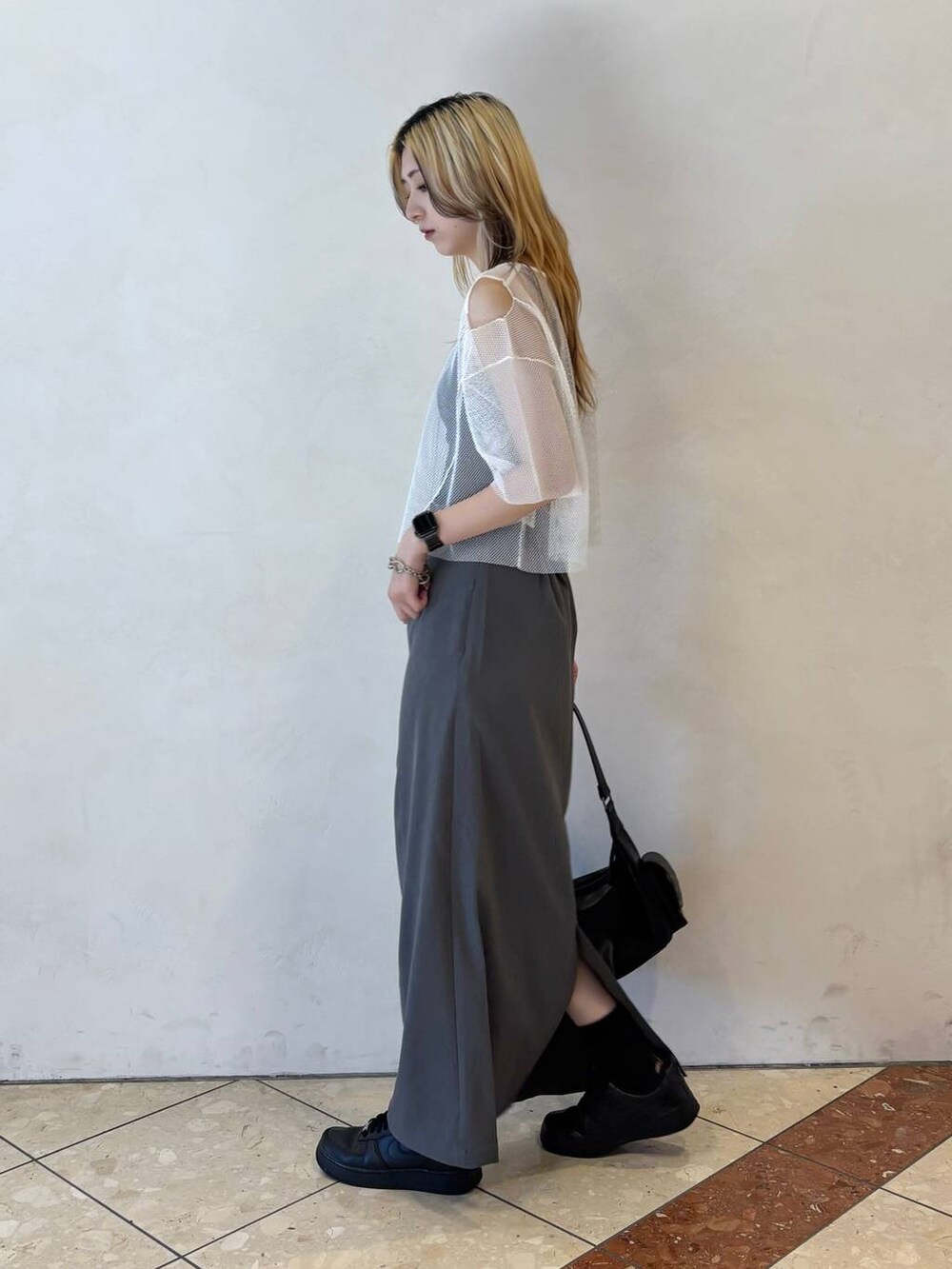 ブラック系のキャミソール、グレー系のスカート、ホワイト系のTシャツ/カットソーを着用したレディースの夏コーディネートの4枚目の写真