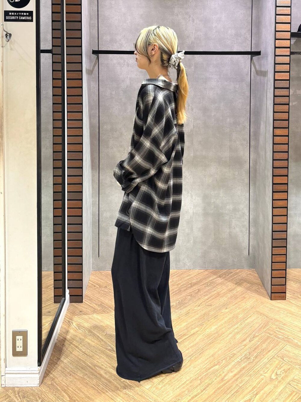 ブラック系のスニーカー、ブラック系のキャミソール、ブラック系のスウェットパンツを着用したレディースの夏コーディネートの4枚目の写真