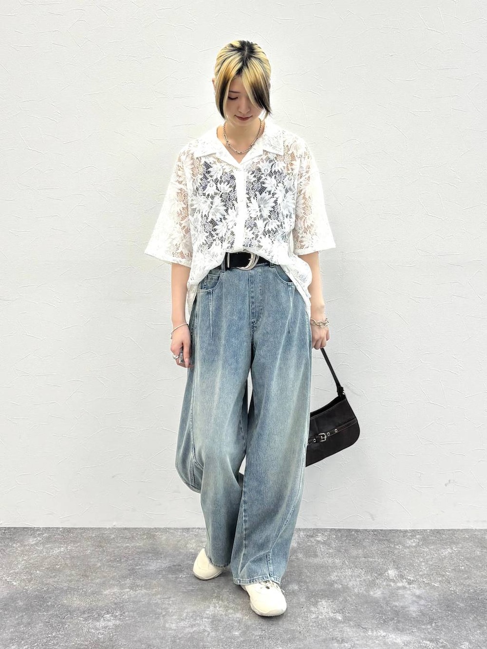 ホワイト系のシャツ/ブラウス、ホワイト系のスニーカー、ブラウン系のハンドバッグを着用したレディースの春コーディネートの6枚目の写真